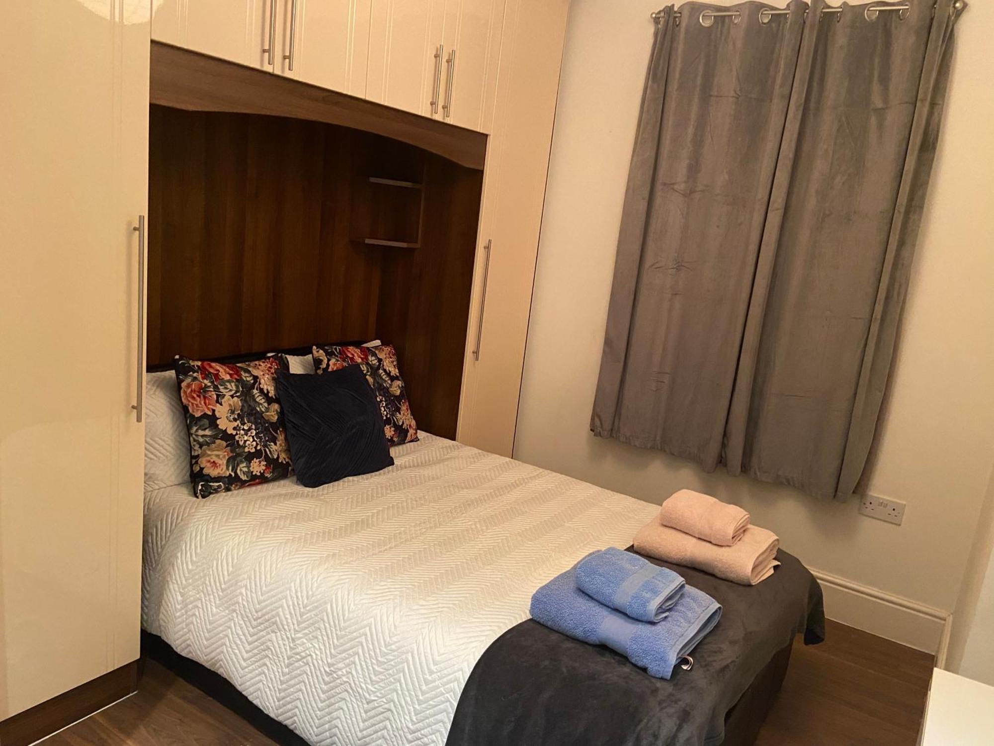 Notting Hill Next Door Bedroom In The Share Flat London Ngoại thất bức ảnh